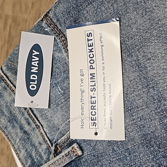 NWT Old Navy High Rise 2.5" Inseam Jean Shorts size 8 - Picture 2 of 9